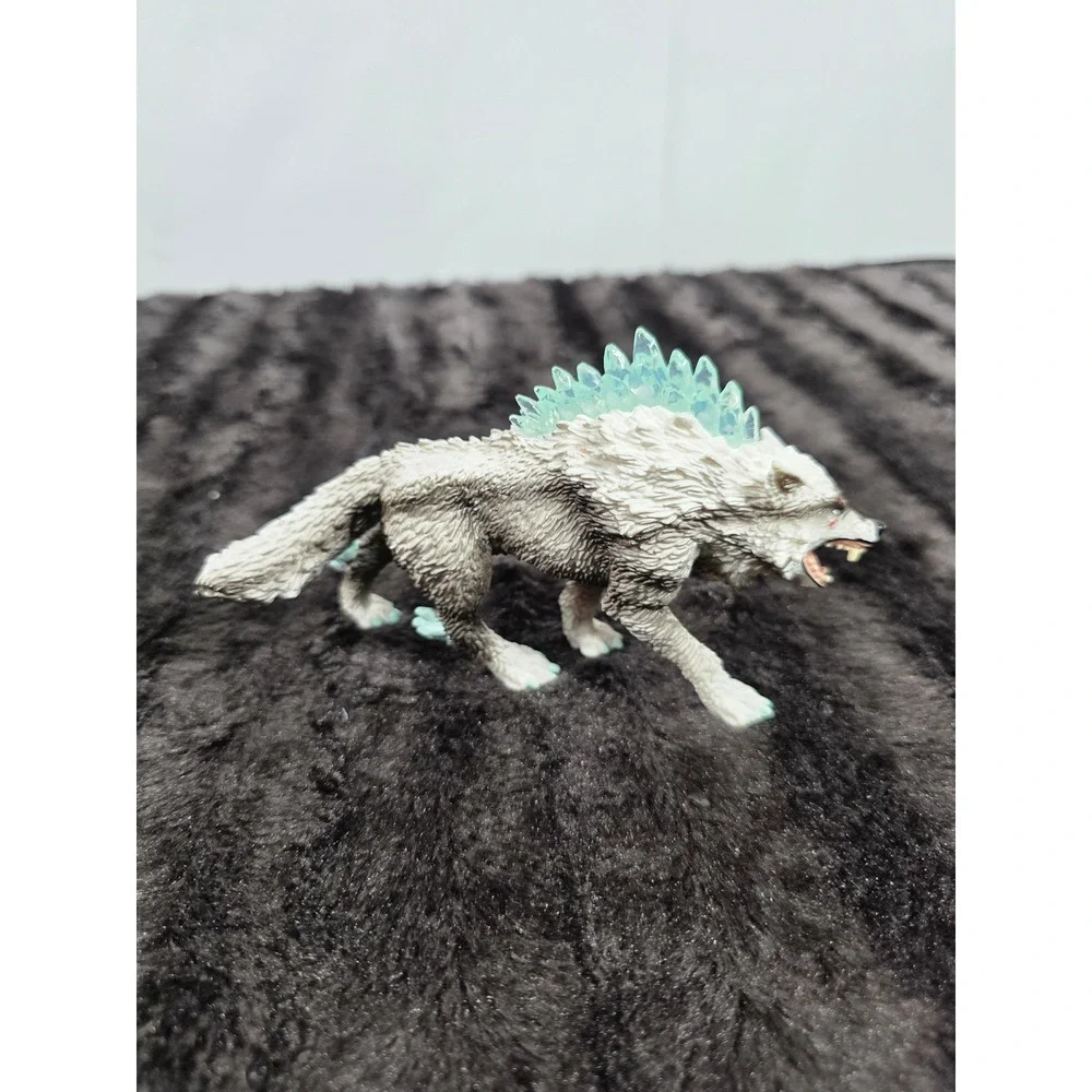 Schleich Eldrador Snow Wolf 2017 Fantasy Figure White Grey Blue Ice Crystals